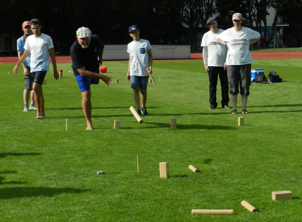 Giocatori impegnati in una partita di Kubb all’aperto