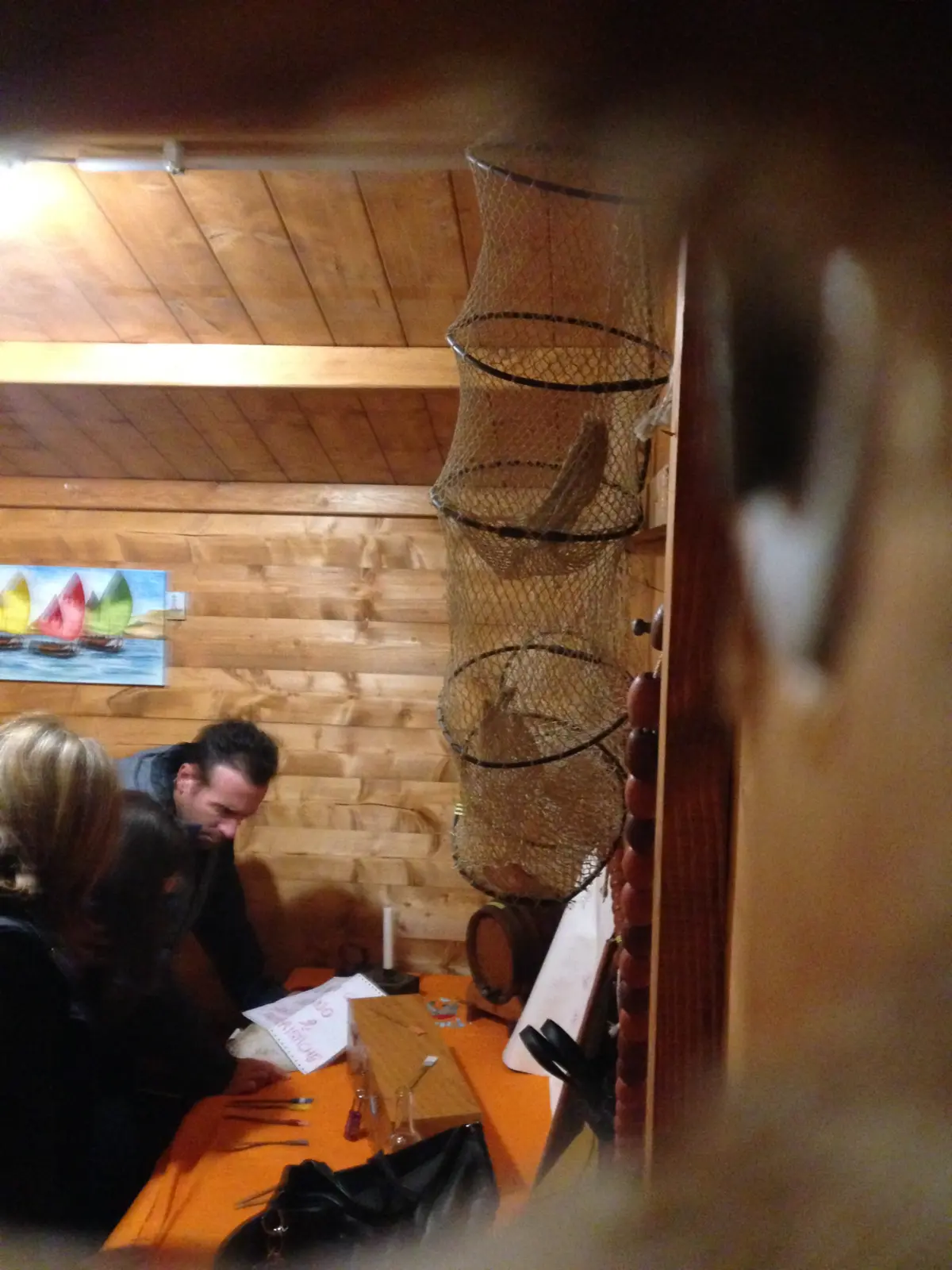 Partecipanti alle prese con gli enigmi di un escape game