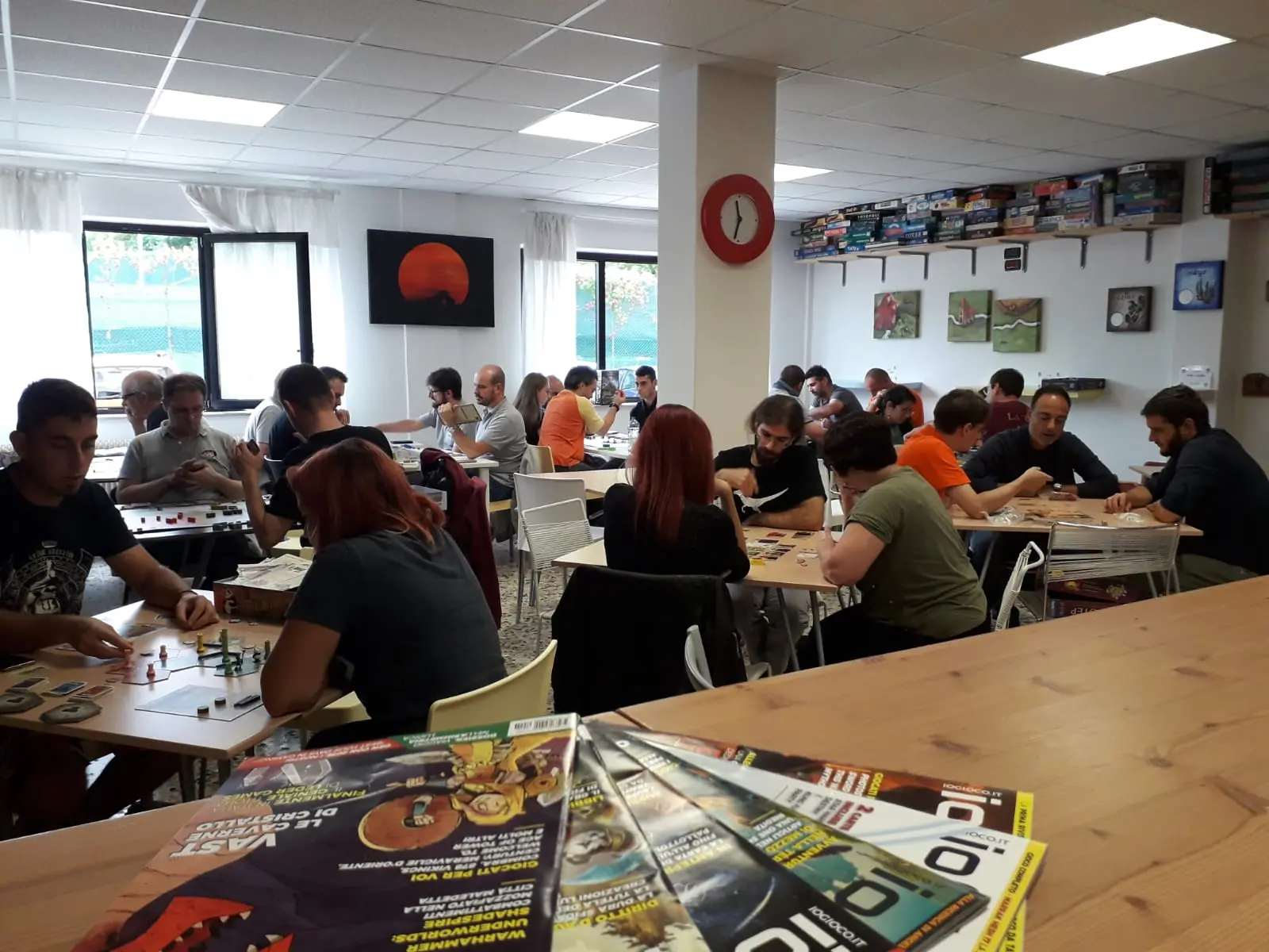 La ludoteca F.Lu.S. piena di persone riunite ai tavoli