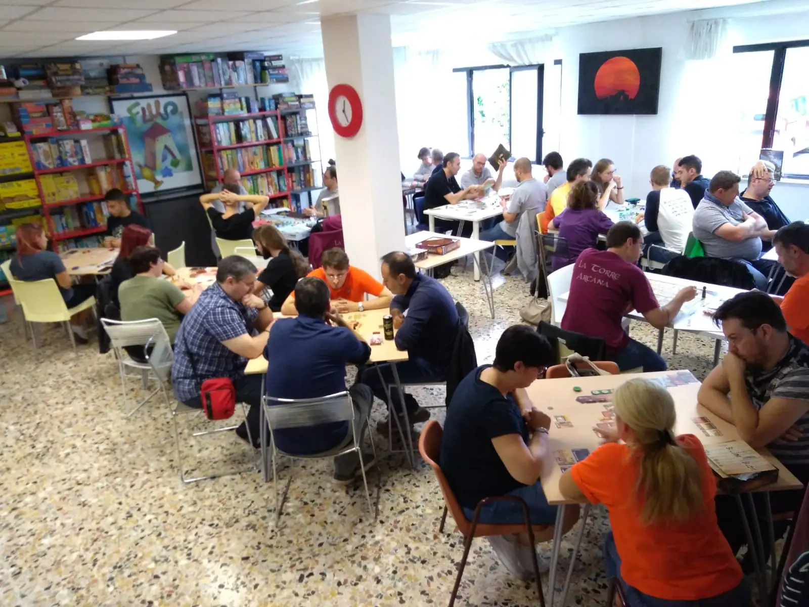 Una giornata di gioco nella sede F.Lu.S., con molti tavoli occupati